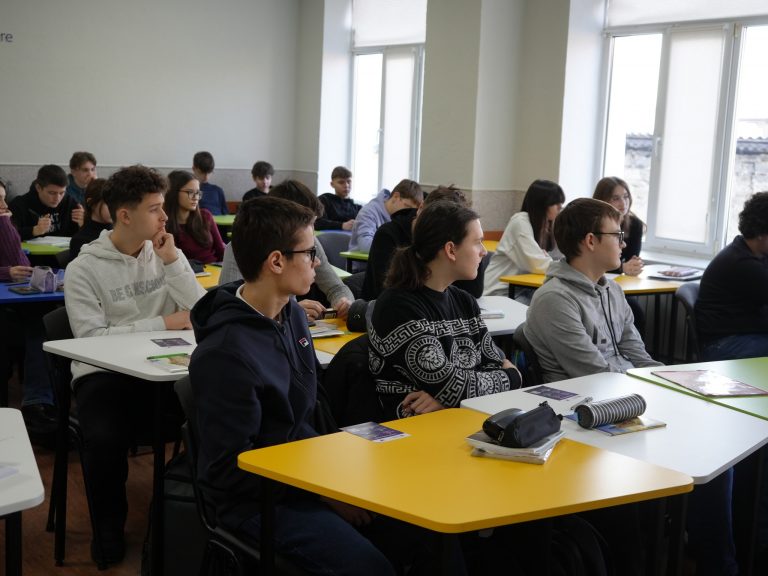 Campania ”Sunt tânăr – Sunt informat” a ajuns la elevii claselor a 9 de la Liceul Teoretic „Mircea Eliade”!