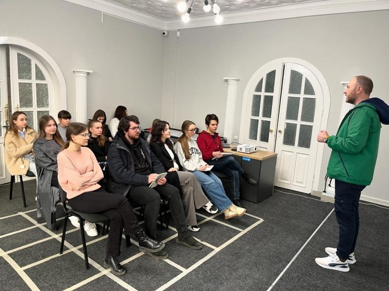 Centrul de Tineret Rîșcani a dat startul seriei de sesiuni “Tinerii pentru o mass-media echidistantă”