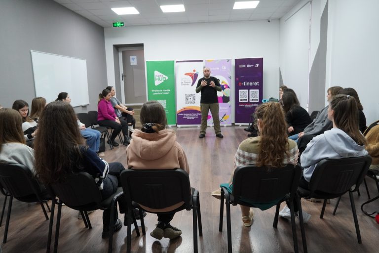 Fetele au participat la o sesiune de autoapărare la Centrul Municipal de Tineret Chișinău.