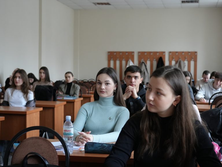 Studenții de la Facultatea de Drept a USM au fost informați despre oportunitățile oferite de Centrele de Tineret din Chișinău.