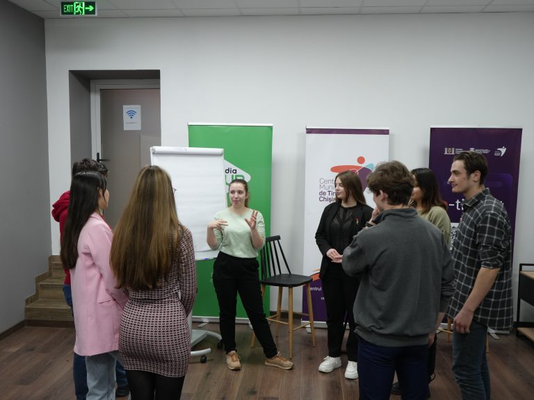 Vezi cum au petrecut tinerii ziua de vineri la Centrul Municipal de Tineret Chișinău!