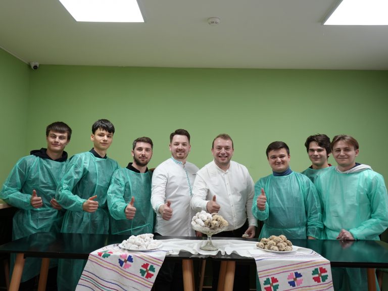 Biscuiți, pregătiți cu dragoste de băieții din cadrul Centrelor de Tineret!