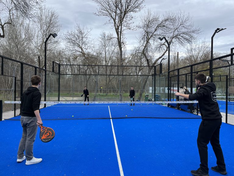 Jocul de padel – o nouă pasiune a tinerilor la Clubul de Sport!
