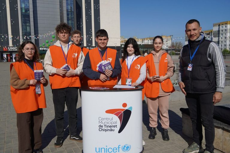 The Mobile Team of the Chisinau Municipal Youth Centre informed young people in the area of the UNIC Shopping Centre!