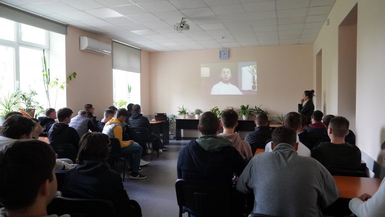 Elevii de la Centrul de Excelență în Construcții au fost informați despre oportunitățile de la Centrele de Tineret.