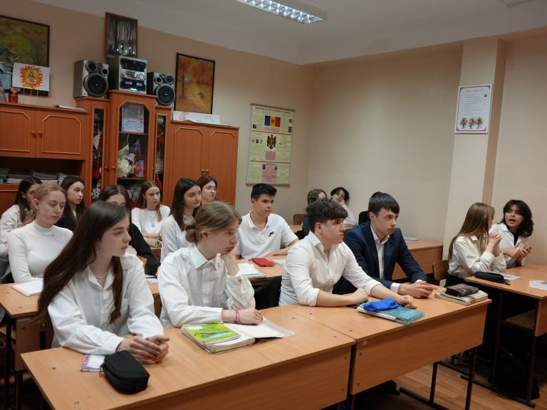 Elevii de la Liceul Teoretic „Aleksandr Pușkin” au fost informați despre oportunitățile de la Centrele de Tineret