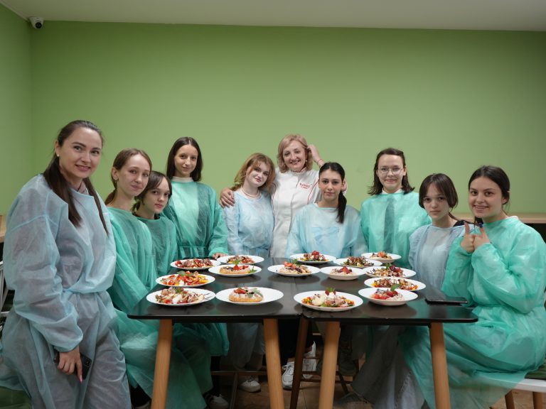 Dacă ești pasionat de arta culinară, participă gratuit la clubul de gătit, organizat în fiecare zi de vineri!