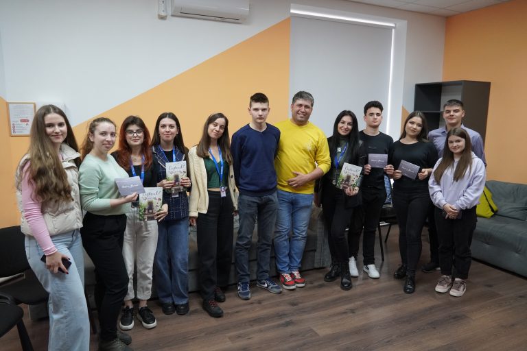 Tinerii au avut parte de o discuție interesantă alături de autorul cărții „Vibrații în Monocrom” – Petru Cliofos