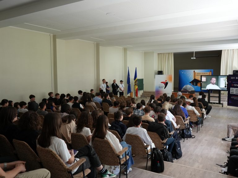 Students from “Mihail Sadoveanu” Theoretical High School were informed about opportunities at Youth Centres.