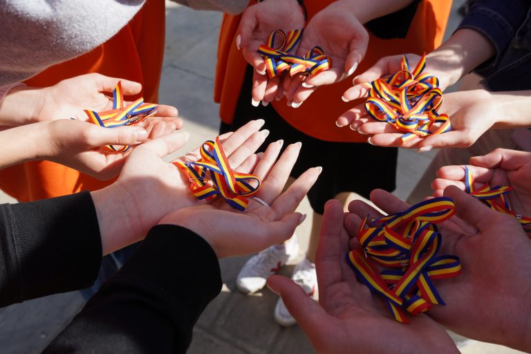 Volunteers of the Youth Centres of Chisinau handed out the tricolor ribbon in all sectors of Chisinau municipality!