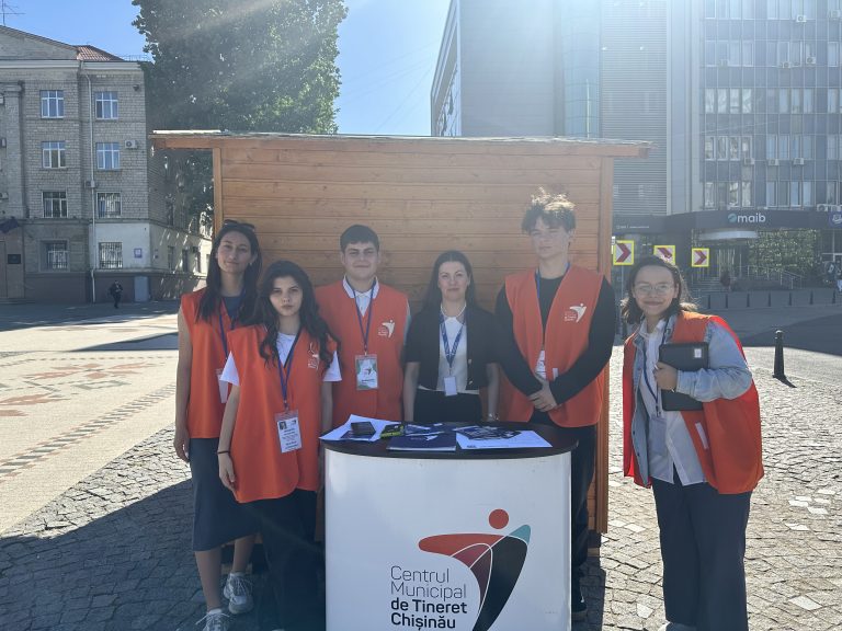 Pedestrian Street “Eugen Doga” – has been the location of the mobile team since 30 April. See in the article what the young people discussed.