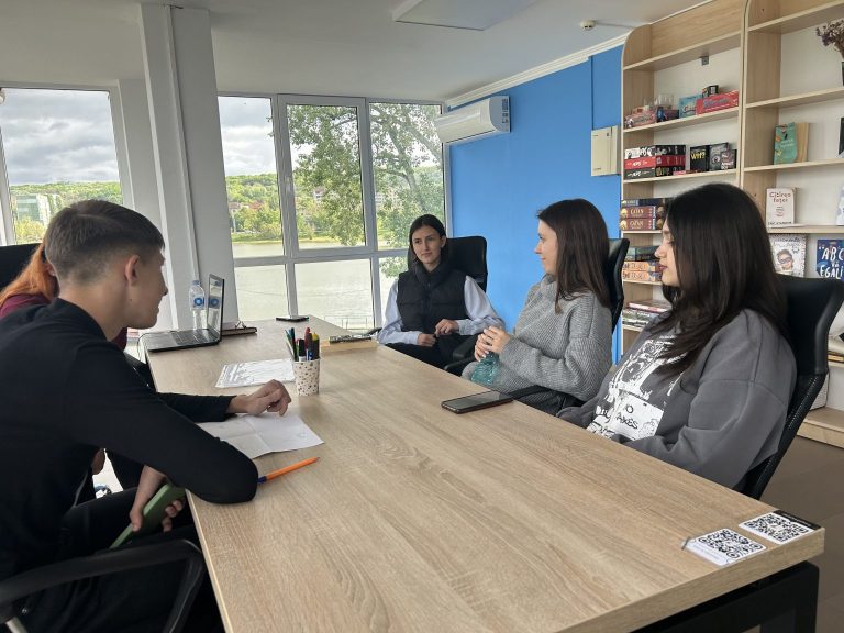 A new meeting of young people for the english club, at the buiucani youth center