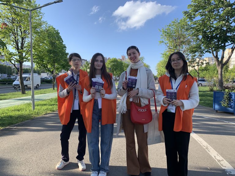 Informarea tinerilor despre Centrele de Tineret, cu ajutorul Echipei Mobile, în sectorul Ciocana.