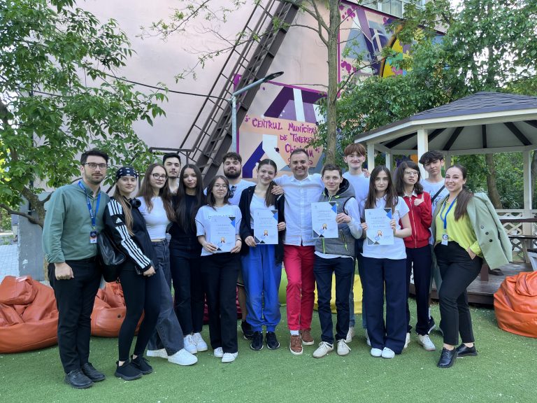 Programul de dezvoltare personală cu trainerul Mihail Popescu la Centrul de Tineret Ciocana.