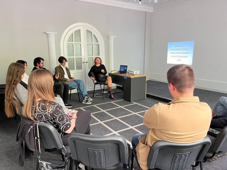 O nouă sesiune de dezvoltare personală a tinerilor cu Victoria Saracuța la Centrul de Tineret Rîșcani