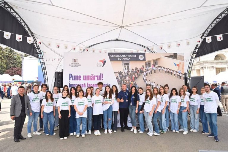 The Municipal Youth Center of Chișinău and its branches were present at Europe Day in the Great National Assembly Square!