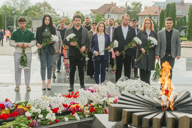 Flower laying at the “Eternity” Memorial complex by the youth centers team!