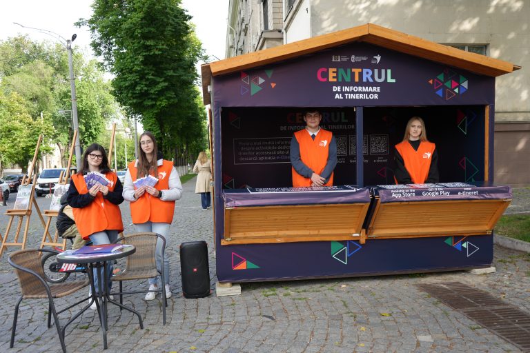 A fost lansat Centrul de Informare al Tinerilor pe Strada Pietonală „Eugen Doga”! Vezi în articol ce presupune.