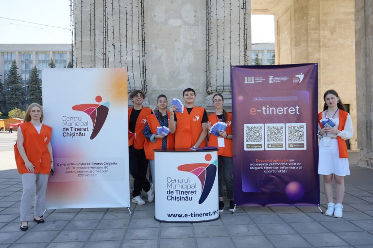 The Mobile Team of the Chisinau Municipal Youth Centre in action!