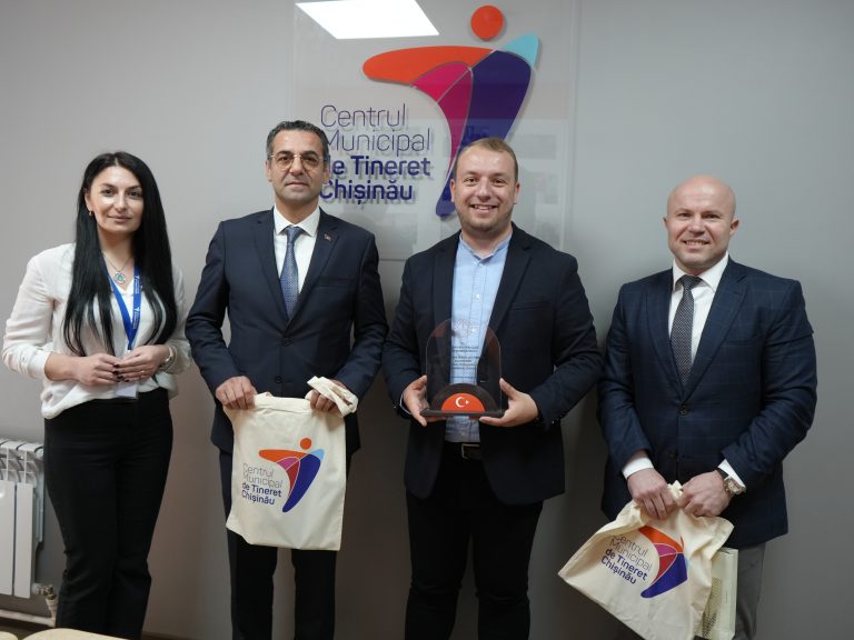 Vizita domnului Cengiz Güzeloluk, Consilier Educațional al Ambasadei Turciei la Centrul Municipal de Tineret Chișinău!