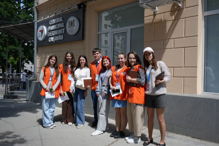 Municipal Operators in action! The survey is developed by the Chisinau Municipal Youth Centre!