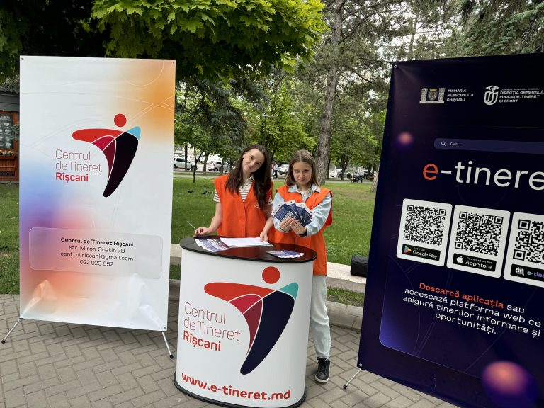 Mobile Team of Riscani Youth Centre in action in Mezon Square area!