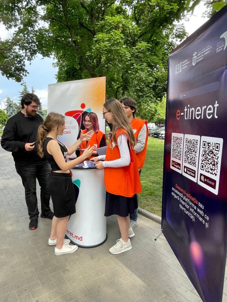 The mobile team informed youth in the “Sons of the memory” park!