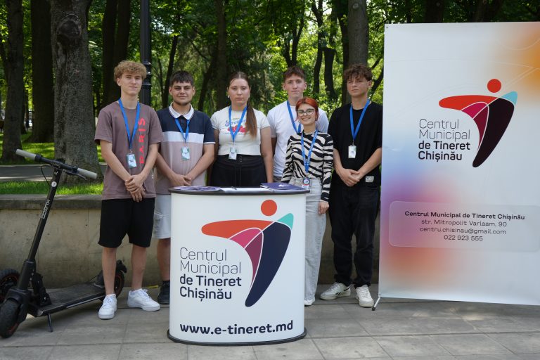 The mobile team of the Chisinau Municipal Youth Centre in action in Cathedral Square area!