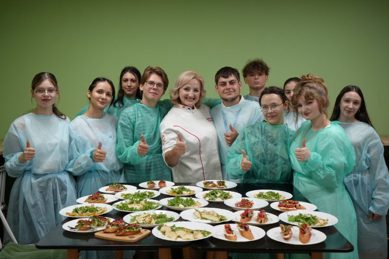 Culinary secrets are learned at the cooking club at the Chisinau Municipal Youth Center!