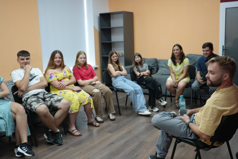 Sesiunea Clubului de Stand-Up de la Centrul Municipal de Tineret Chișinău: O experiență inedită pentru tinerii umoriști