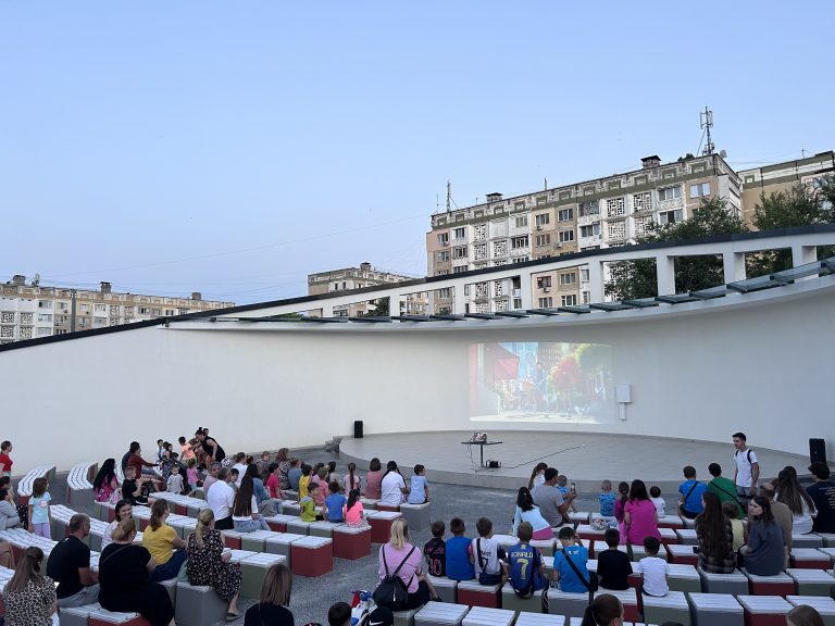 Film în aer liber în sectorul Ciocana: în fiecare zi de vineri, începând cu ora 21:00!