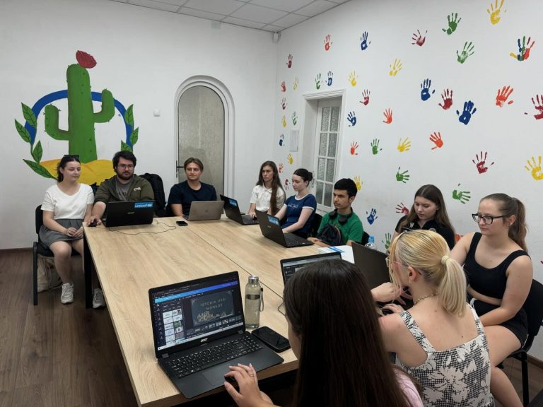 Tinerii învaţă designul grafic şi modelarea, gratuit, la Centrul de Tineret Rîșcani!