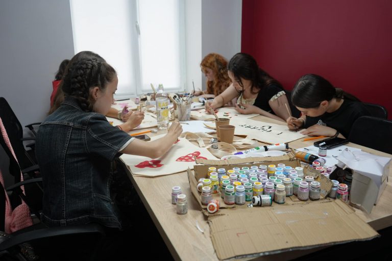 Creativity and inspiration at the Workshop on painting eco-bags organized by the Chisinau Municipal Youth Centre