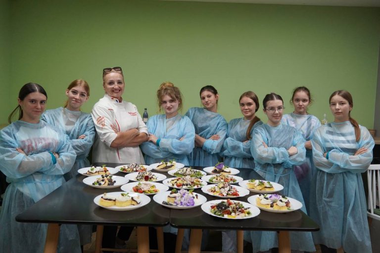 Chisinau Municipal Youth Centre organized a new session of the Cooking Club, coordinated by Coralia Babcenco