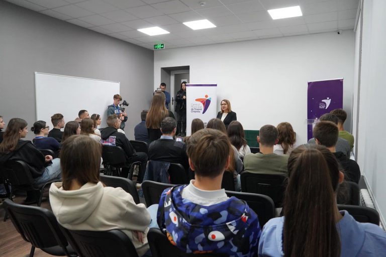 VIDEO: Tinerii din Chișinău conturează viitorul orașului: În cadrul unui atelier de discuții tinerii au spus care sunt așteptările și planurile pentru 2025