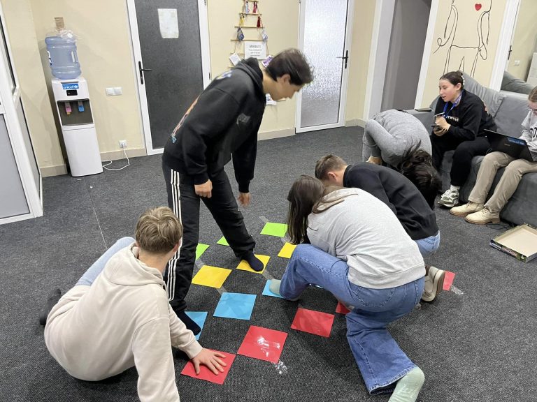 Young people from the Riscani Youth Center are creative! They improvised their own game “Twisted”