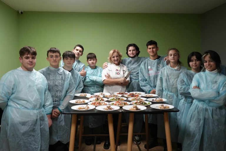 Culinary creativity and team spirit at the Youth Cooking Club!