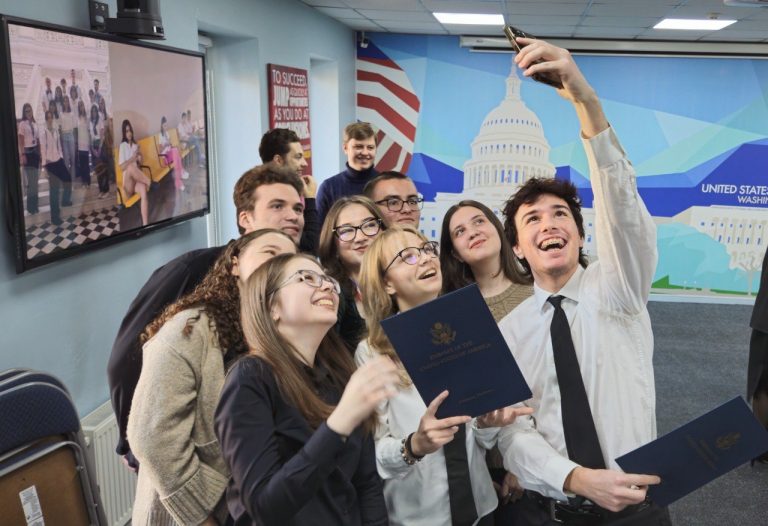 10 students selected as volunteers of the Cultural Center “America House Chisinau”