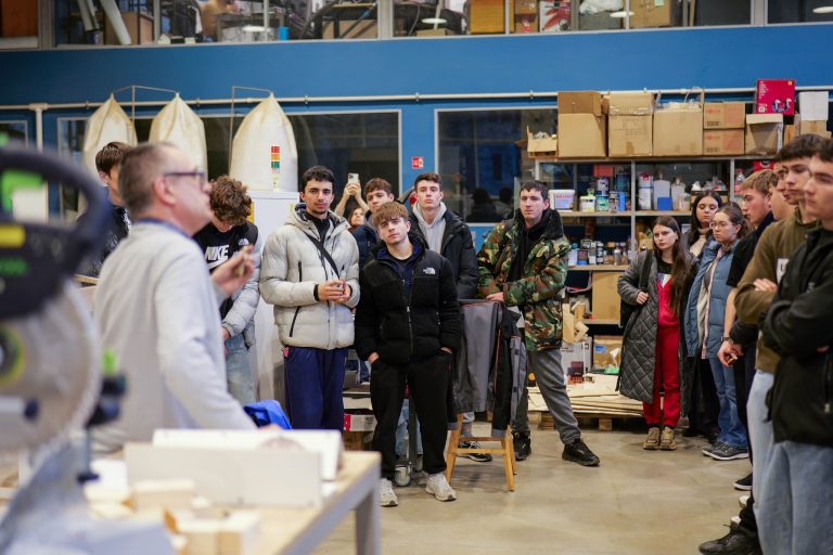 Young graduates of the Young Makers’ Club, invited to participate in an entrepreneurial training program