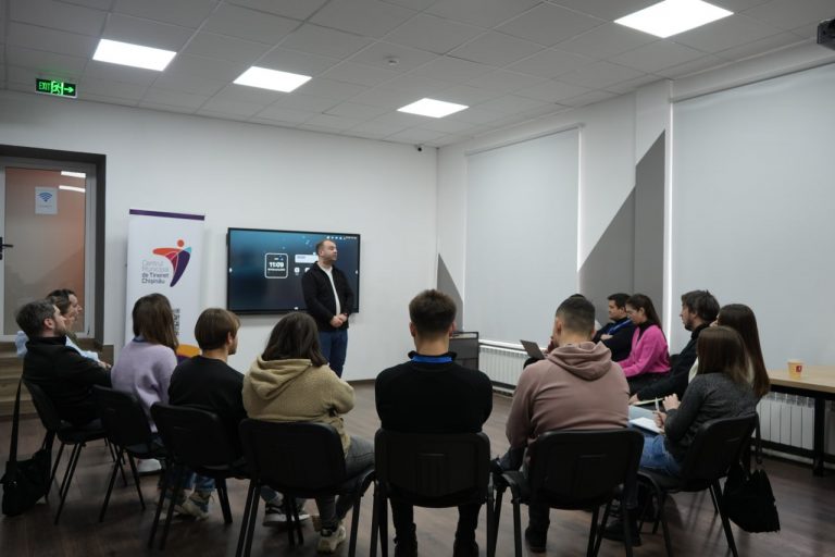 Voluntariatul se digitalizează la Centrele de Tineret. Lucrătorii de tineret din Chișinău, instruiți despre utilizarea platformei „e-voluntar.md”