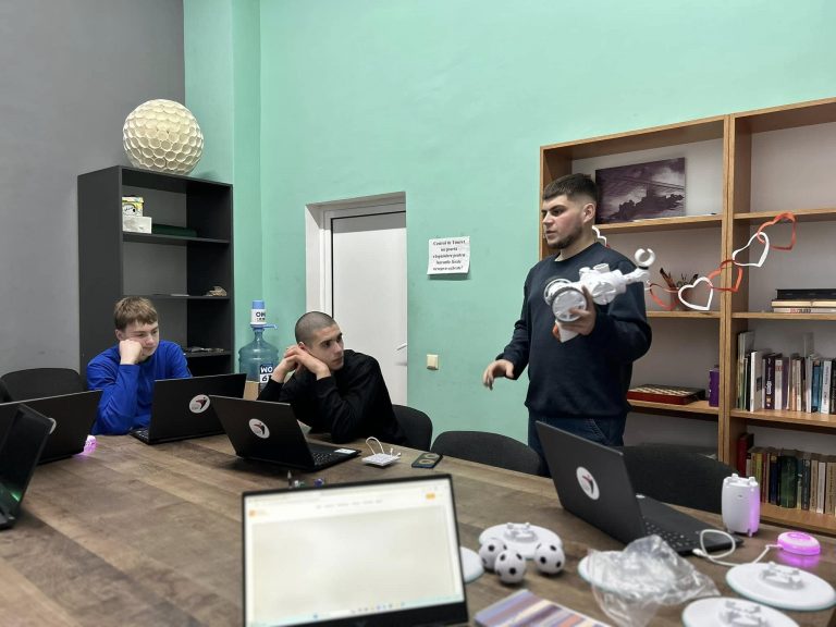 Young tech enthusiasts explore robotics and 3D modeling at the Ciocana Youth Center! Registration is still OPEN