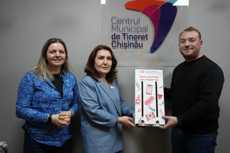 UNFPA Moldova sprijină tinerele din Chișinău printr-o donație de produse pentru igiena menstruală
