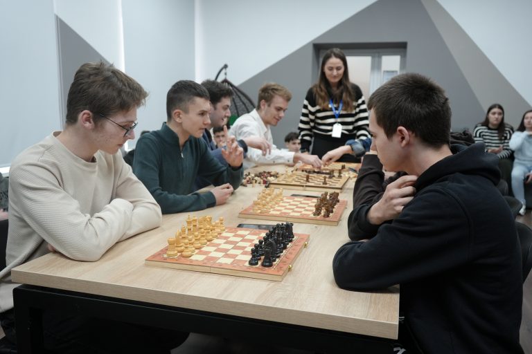 Tineri pasionați de strategie la Campionatul de Șah organizat de Centrul Municipal de Tineret Chișinău