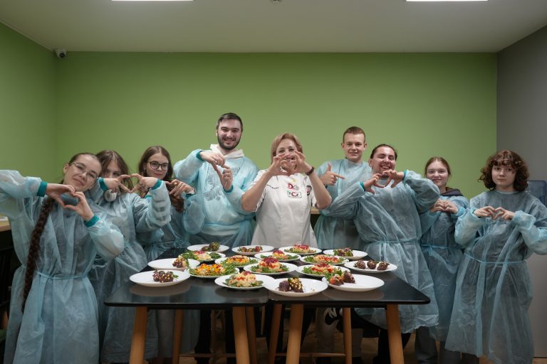 Culinary experience at the Cooking Club: The young people explored the art of gastronomy with Coralia Babcenco   