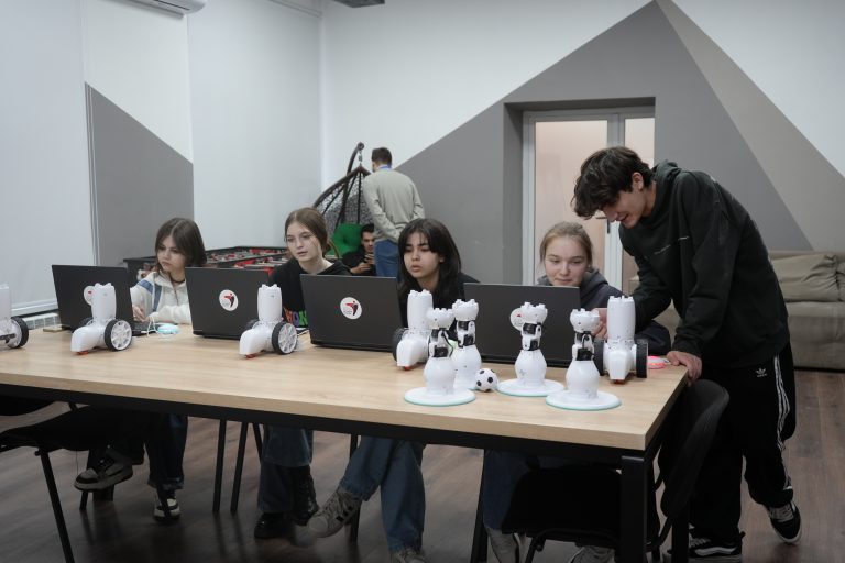 Tinerii pasionați de robotică și tehnologie au acceptat provocarea mersului cu obstacole!