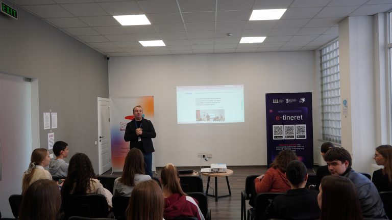 Municipal Grant Program for Student Councils: information sessions organized at the Chisinau Municipal Youth Center   