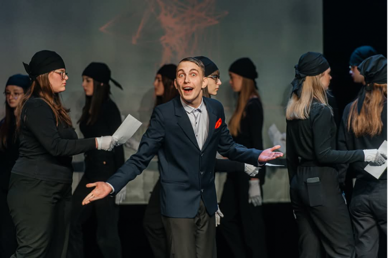 INTERVIEW // “I was amazed by the artistic world through its mysterious and sober aspect.” Laurențiu Ghelas – the best male actor at the 2024 edition of the “OSTENDE” Municipal Youth Theatre Festival   