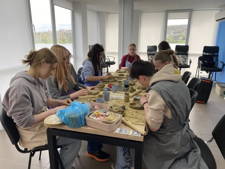 Discover the art of pottery at the Buiucani Youth Center. Attend a free session on April 29th