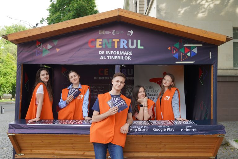 Centrul orașului, punct de întâlnire cu oportunitățile: Echipa mobilă a Centrului Municipal de Tineret Chișinău a ieșit din nou pe teren
