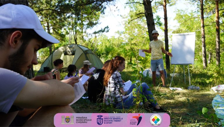 Apel deschis: Participă în Programul de Dezvoltare „Vector Civic” și pornește schimbarea în comunitatea ta! Vei avea experiența de a dormi în cort.
